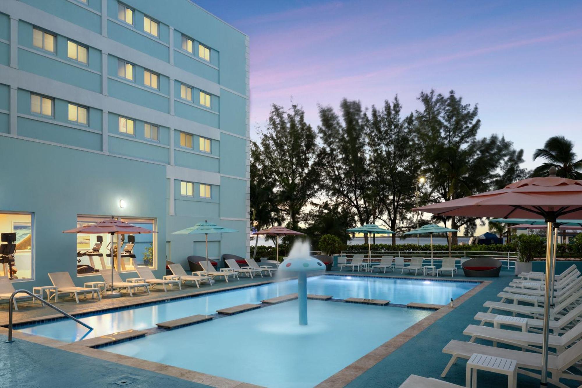 Courtyard By Marriott Nassau Downtown/Junkanoo Beach Dış mekan fotoğraf